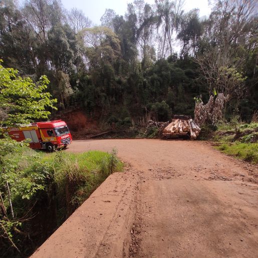 Caminhão sai da pista e bate em barranco no interior de Guaraciaba