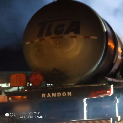 Colisão entre carretas deixa motorista ferido e causa incêndio na BR-163