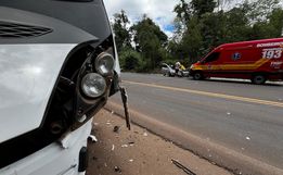 Acidente entre ônibus e carro deixa uma pessoa ferida na BR 282, em SMO 