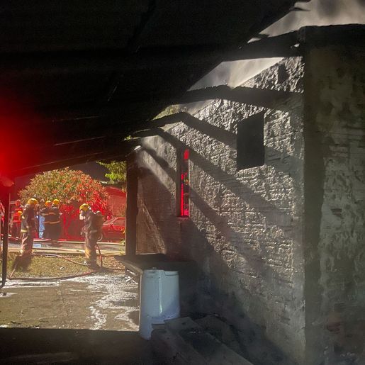 Casa é destruída por incêndio em Guaraciaba, e morador é levado ao hospital