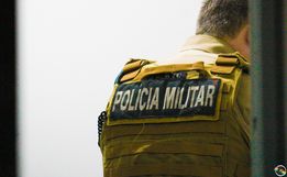 Embriagado, homem chuta e danifica porta de residência em Campo Erê