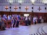 Com igreja cheia, fiéis acompanham celebração de Finados do lado de fora