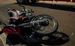 Colisão entre carro e moto deixa homem ferido na Willy Barth, em SMOeste