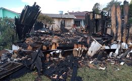 Casa de madeira é completamente consumida em incêndio