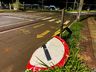 SMO: Motorista colide com o carro em placas de sinalização e abandona veículo