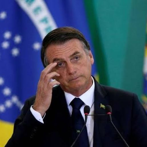 Bolsonaro sente 'desconforto' e é levado a hospital para exames