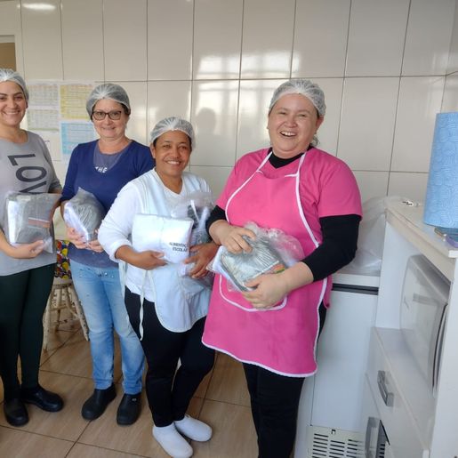 Município entrega uniformes de trabalho para servidores de serviços gerais 