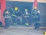 Bombeiros trabalham no rescaldo do incêndio no Super Vipi Center