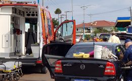 Carro colide em caminhonete no centro de Iporã do Oeste