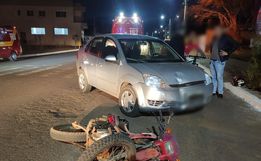 Motociclista fica ferida em colisão frontal contra carro 