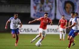 Com polêmica, Internacional segura pressão e vence Bahia no Campeonato Brasileiro