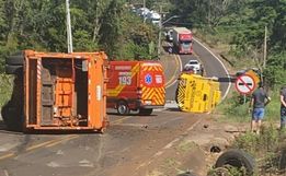 Caminhão de lixo e carro-forte tombam após colisão na SC 283