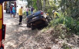 Colisão em árvore deixa uma pessoa ferida em São Lourenço do Oeste