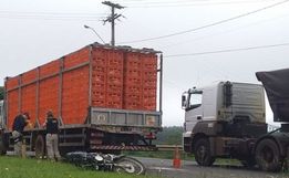 Colisão entre caminhão e moto deixa uma pessoa morta em Chapecó
