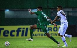 Chape vence a Ponte Preta e volta à liderança da Série B 