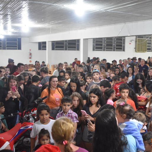 Chegada do Papai Noel acontece em Anchieta com entrega de doces para as crianças 