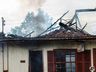 Casa é atingida por incêndio em São Miguel do Oeste; fotos