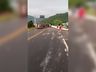 Caminhão cegonha tomba e bloqueia SC - 480, em Chapecó