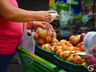 Com inflação, frutas, legumes e abastecer o carro ficaram mais caros