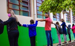 Escola realiza “Abraço Solidário” contra a municipalização; assista ao vídeo