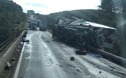 Grave acidente entre duas carretas deixa uma pessoa morta 