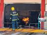 Bombeiros trabalham no rescaldo do incêndio no Super Vipi Center