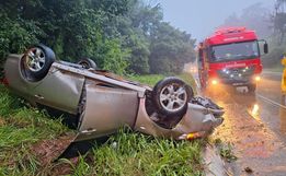 Capotamento na BR-163 deixa uma pessoa ferida em Guataparema