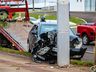 Condutor colide carro em poste e foge do local em São Miguel do Oeste; vídeo