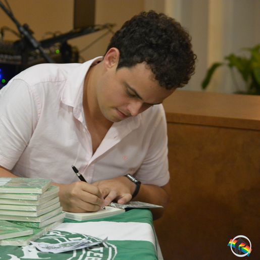 Consulado Chapecoense realiza noite de autógrafos e lançamento de Livro