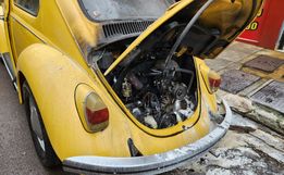 Populares combatem incêndio em fusca no centro de Itapiranga
