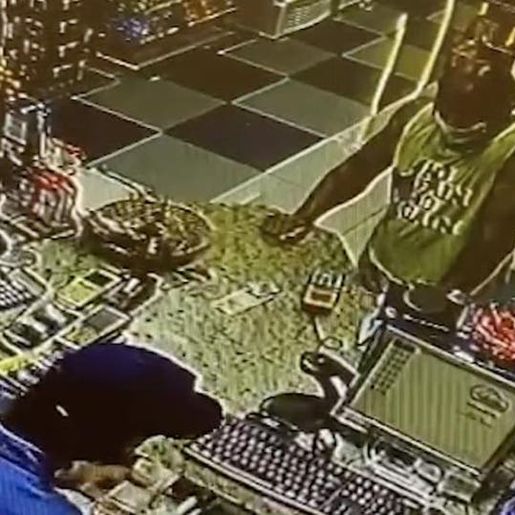 Homem com perna engessada assalta posto de combustível em Florianópolis