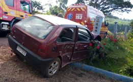 Colisão de carro em cerca deixa dois feridos em São José do Cedro