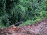 Queda de caminhão em barranco deixa feridos em Bandeirante
