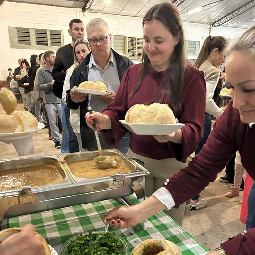 "Sopa no Pão" da Escola Renascer serve 580 jantas e celebra sucesso com a comunidade