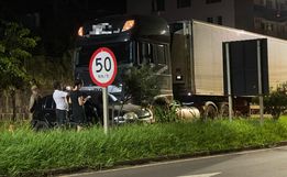 Carro é atingido e arrastado por caminhão na Willy Barth em São Miguel do Oeste