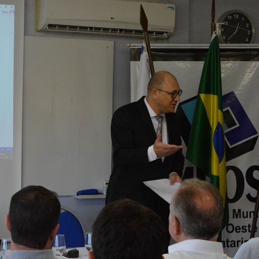 VÍDEO: Juiz pede apoio da Ameosc para instalação de casa de apoio a mulheres vítimas de violência