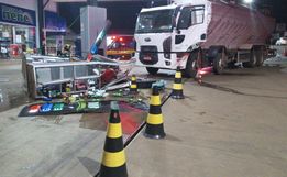 Caminhão colide contra bomba de abastecimento em posto de combustível de Iporã do Oeste 