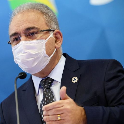Ministro reduz intervalo de 12 para 8 semanas da Pfizer e AstraZeneca