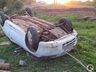 Veículo capota em saída de pista no interior de Itapiranga