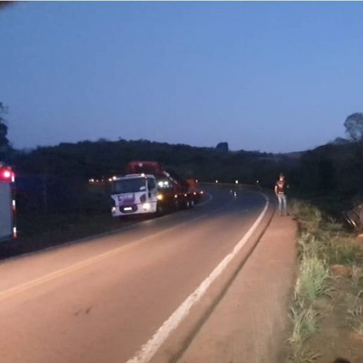 Caminhão tomba e motorista morre prensado na cabine