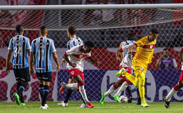 Com dois gols de goleiro e um a menos, CRB vence o Grêmio em Maceió