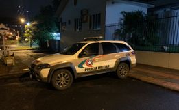 Motorista embriagado bate em carro estacionado, foge e acaba preso em SMOeste 