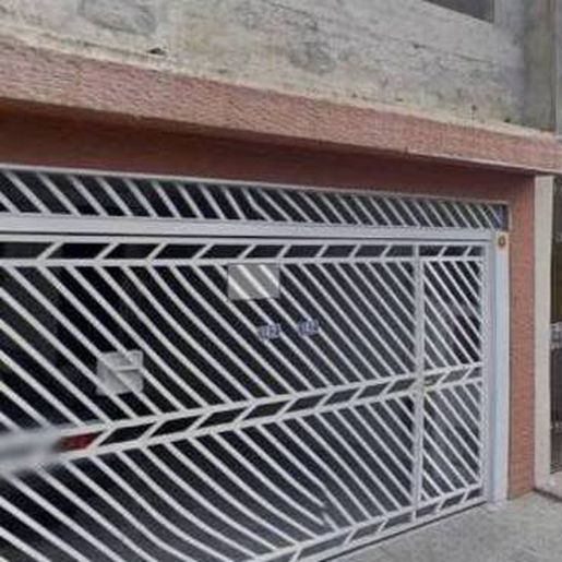Menina de 3 anos amarrada com cabos de TV é resgatada pela polícia