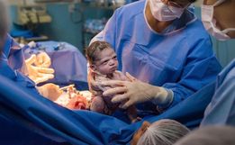 Fotos de bebê que nasceu com cara emburrada fazem sucesso 