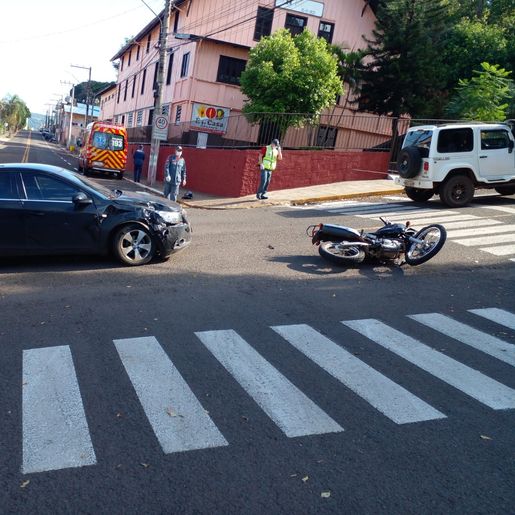 Jovem fica ferido em acidente entre carro e moto em Itapiranga
