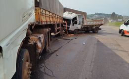 Colisão entre caminhão e carreta deixa um ferido na BR-282 em Maravilha