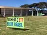 Bolsonaro anda a cavalo para cumprimentar apoiadores em Brasília