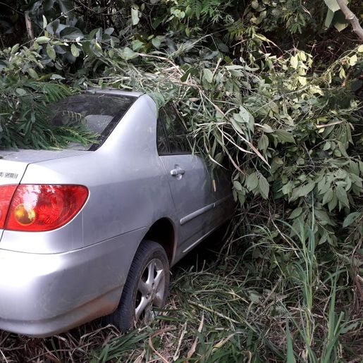 Motorista de automóvel sofre ferimentos leves em saída de pista