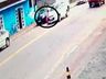 VÍDEO: Criança é atropelada, vira "mortal" no ar, mas sai andando em SC