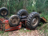Homem morre em tombamento de trator